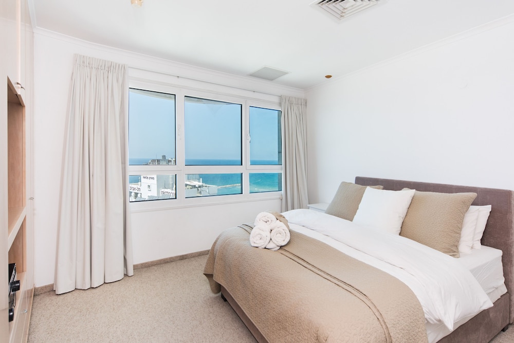Luxurious Apt W Panoramic Sea View - 75m view 4