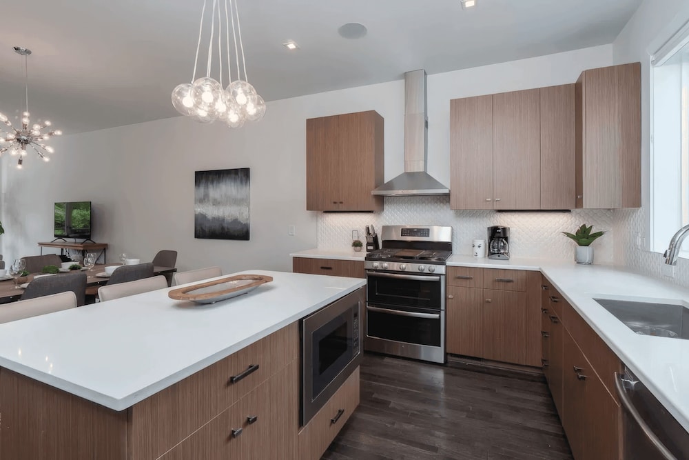 Luxe 4bdr w/ Balcony & Parking, 10 Mins to Broadway 9th Avenue by Avantstay