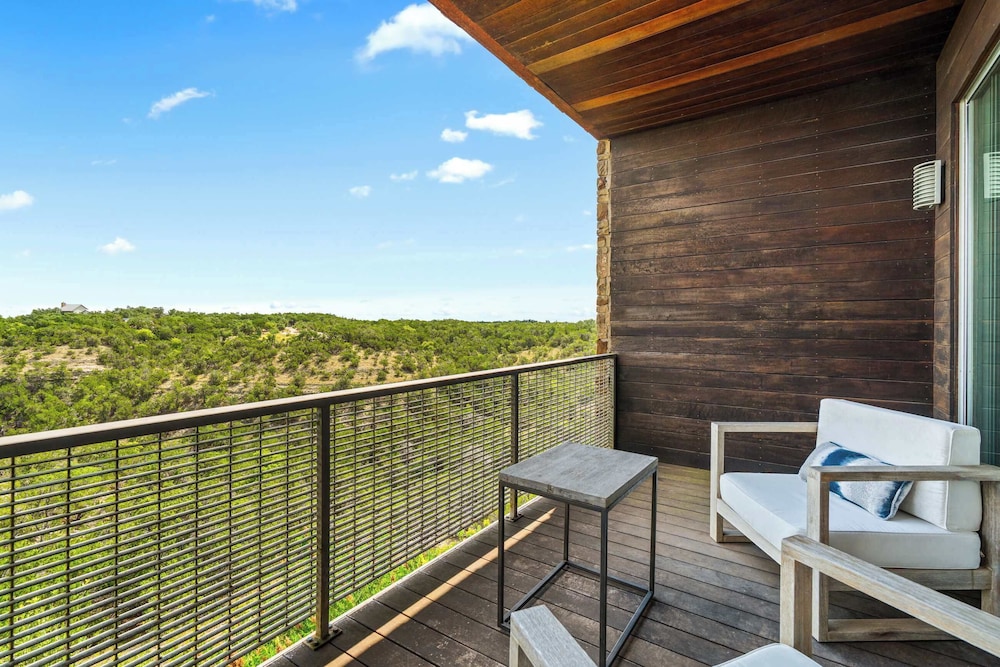 Luxury 4BR Hilltop Retreat Hot Tub & Scenic Views