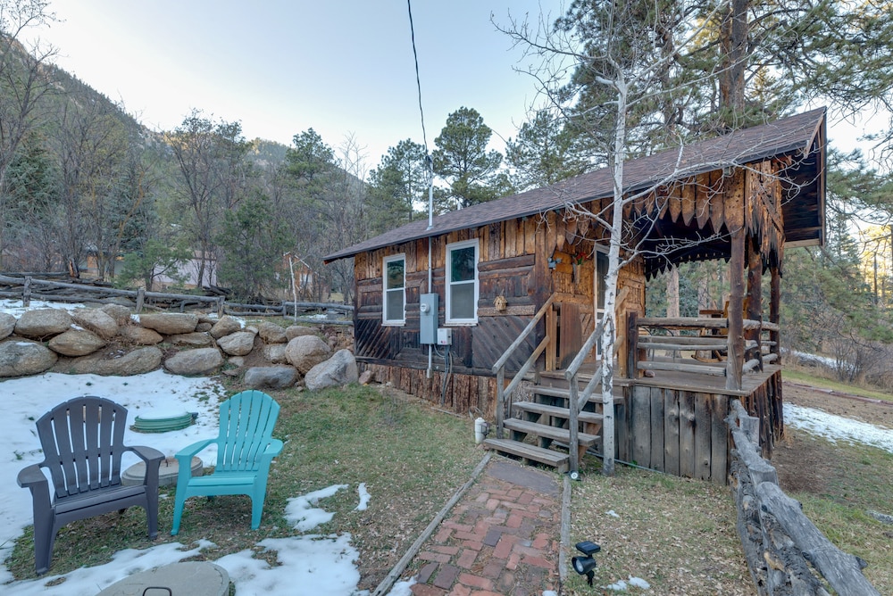 Rustic Log Cabin w/ Studio ~ 5 Mi to Pikes Peak!