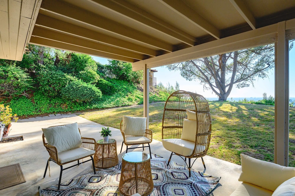 Spacious Retreat With Scenic Mountain Views