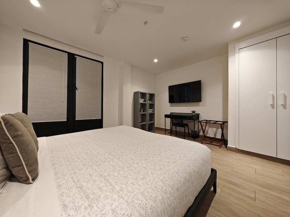 w Grandiose 1BR w Balcony in Casco Viejo