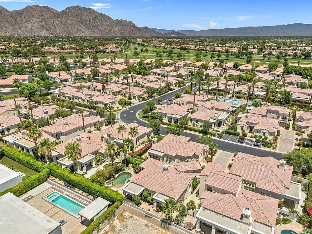 Stylish 2BR w Spa Patio