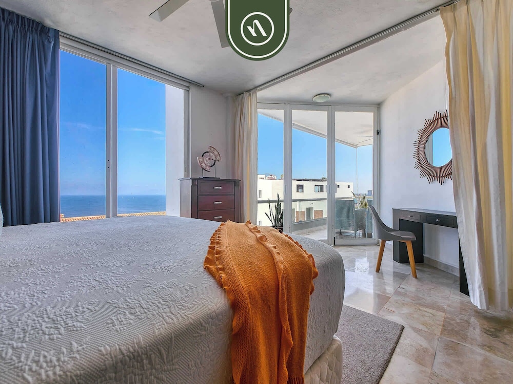 Corner 2 BR Condo - Spectacular Oceanview Sunsets