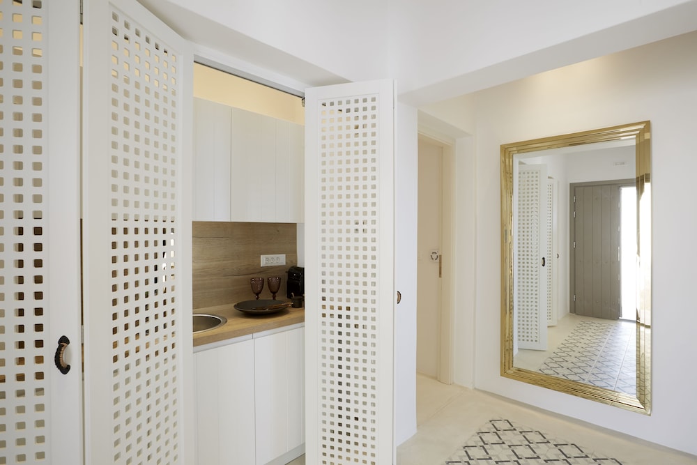 White and Co. La Torre Suites