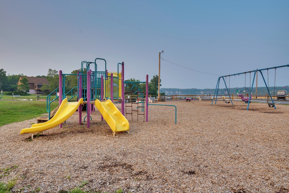 Lake & Pool Access: Poconos Family Getaway!