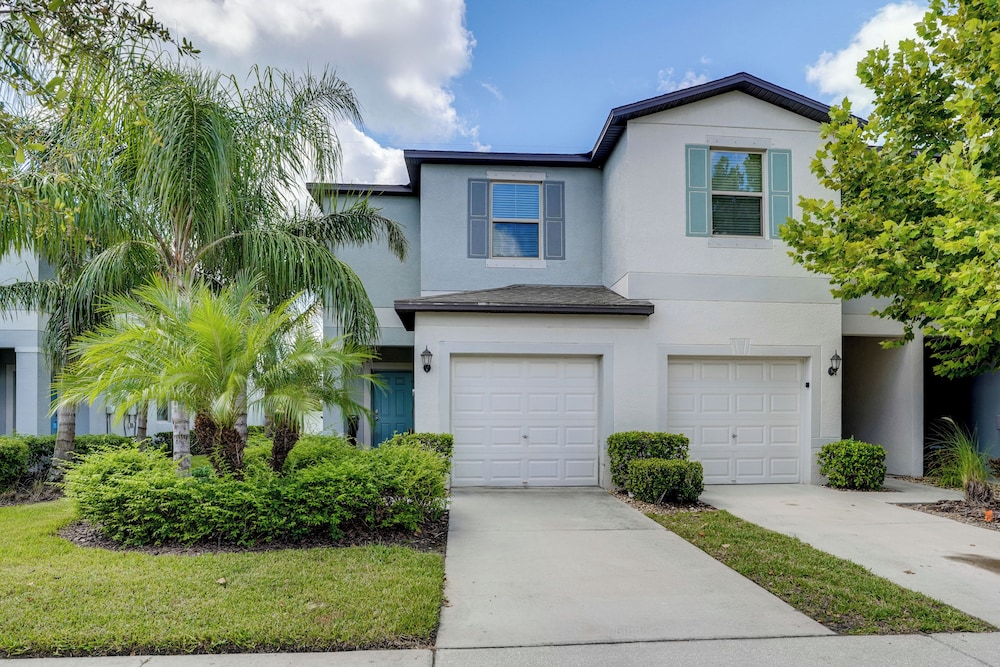 4 Mi to Brandon Exchange: Resort-style Townhome!
