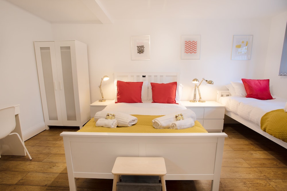 Rest & Recharge Regents CT 2bed For 7 view 4