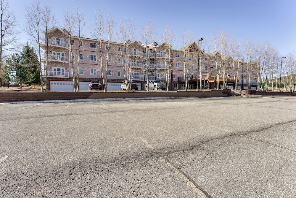 Near Hiking & Biking: Mtn-view Condo in Angel Fire
