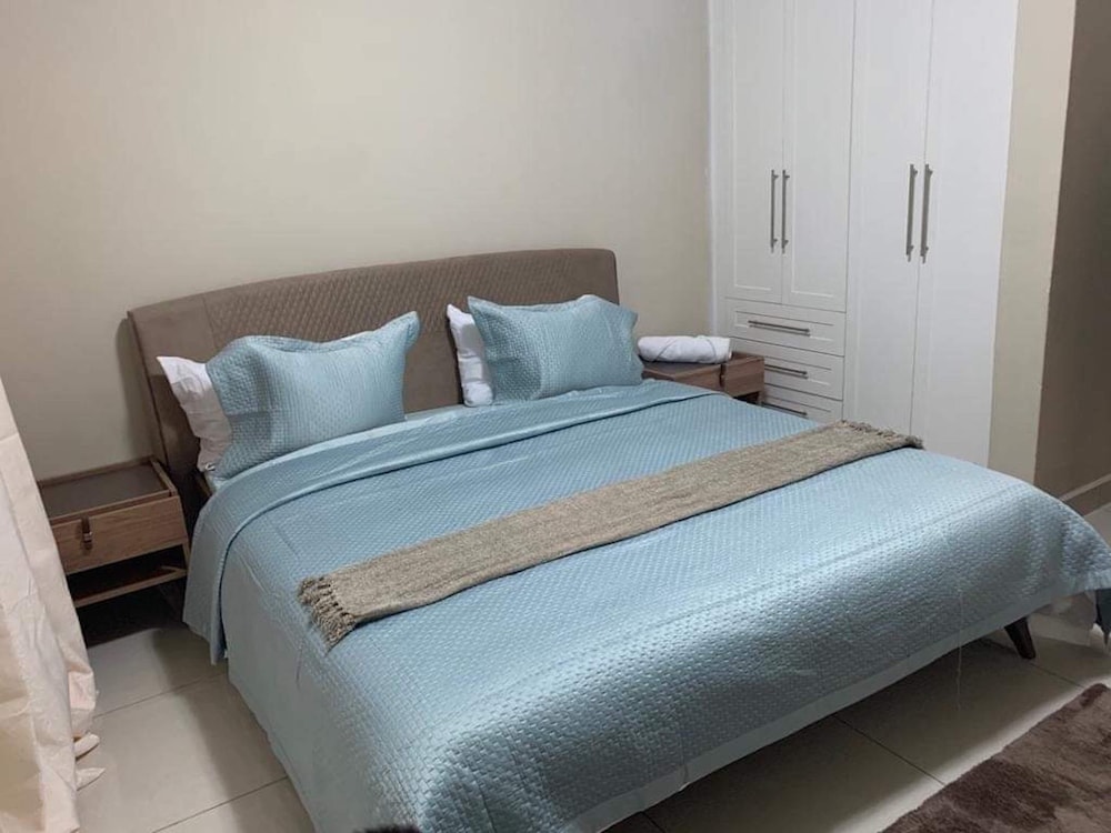 Executive 3 Bedrooms Fully Furnished Apartment Close to Amenities view 4