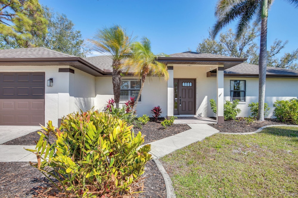 10 Mi to Beaches: Port Charlotte Paradise