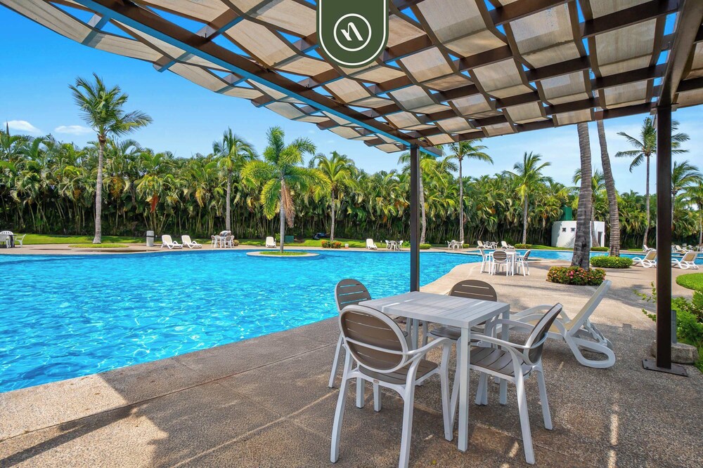 Stylish 2 BR Condo - Pools - Golf - Membership