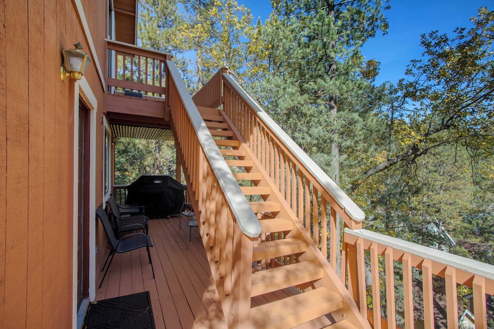 5bdr Stay w/ Fireplace, Game Room & Family-friendly Amenities Arrowhead Chalet by Avantstay