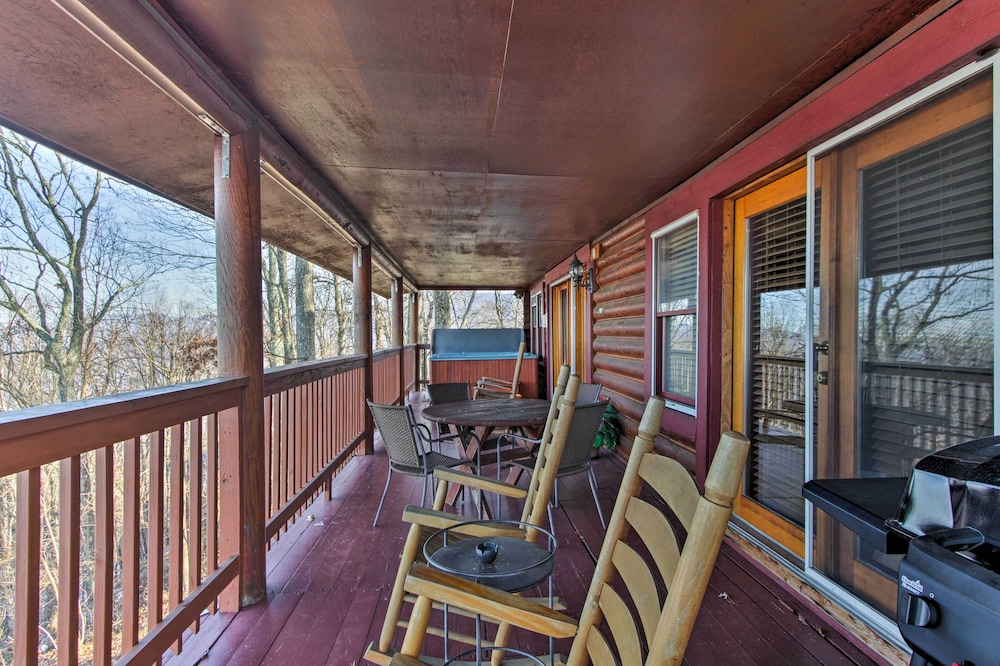 2 Mi to Ober Mtn: Hot Tub & Deck at Cozy Cabin!