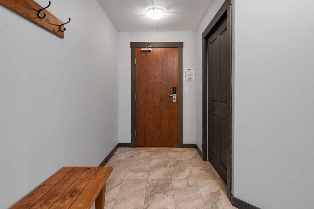 CENTRALLY Located 3-Br Home | TRUE Ski In/Out | FREE access to Pools & Hot Tubs - Image 3