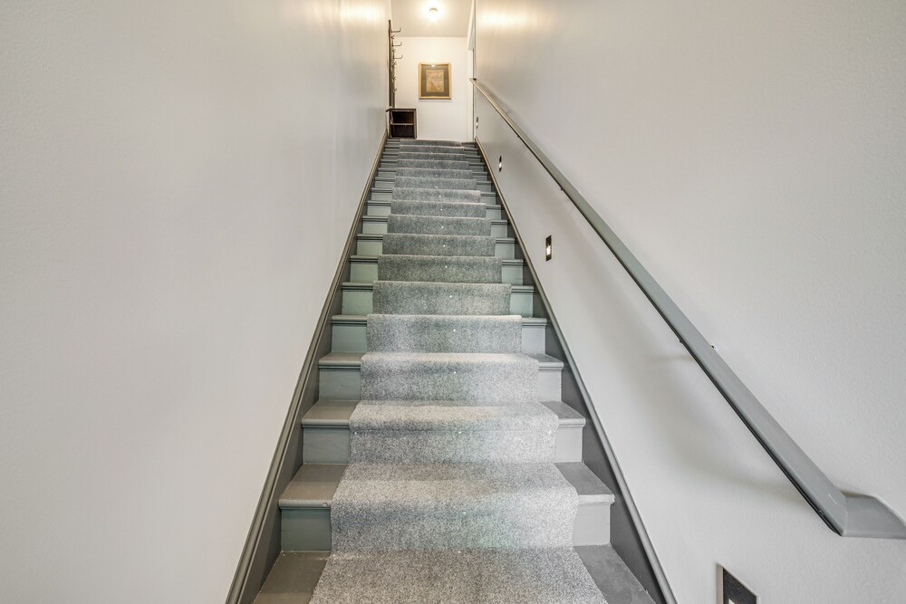 1 Mi to Dtwn Grand Rapids: Chic Condo w/ Balcony!