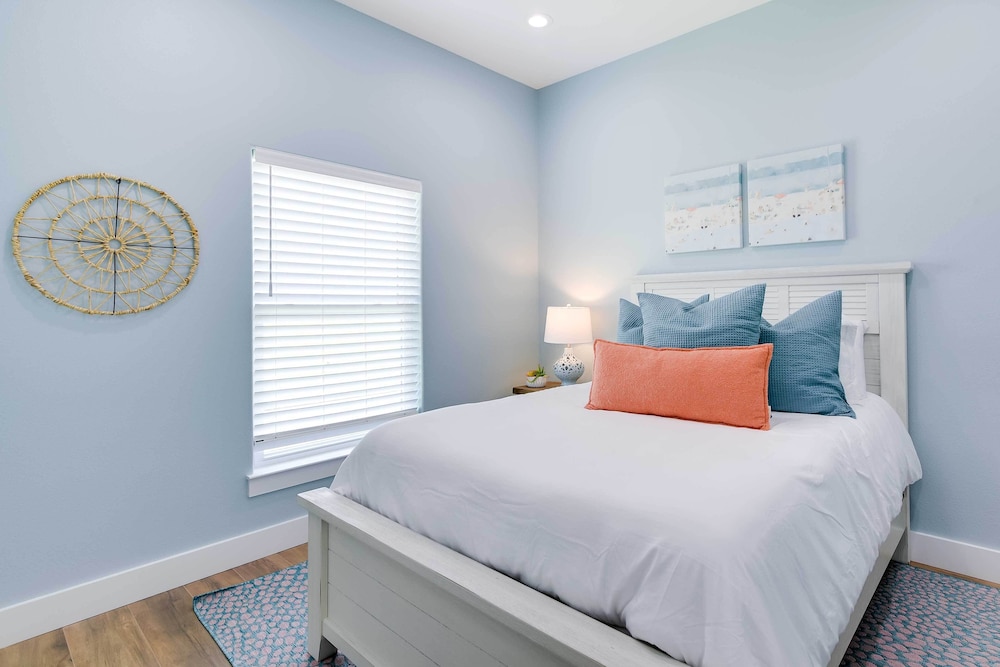 Steps to Coast: Gorgeous Beach House in Galveston