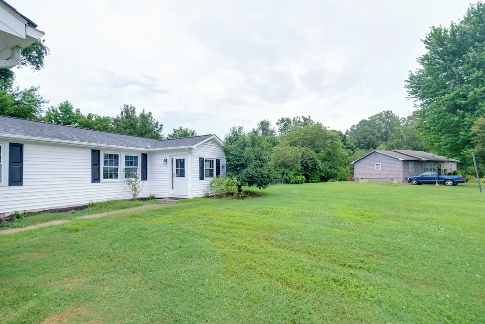 Fish, Relax & Enjoy Lake Views: Colonial Beach Gem
