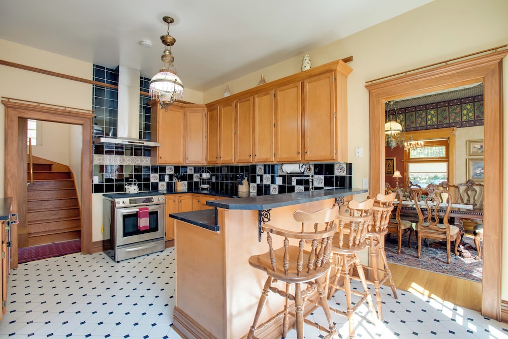Victorian-style Cheesman Park Apt - 2 Mi to Dtwn