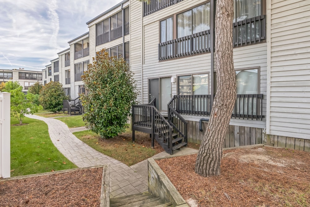 Almost Heaven 2 Bedroom Condo by RedAwning view 5