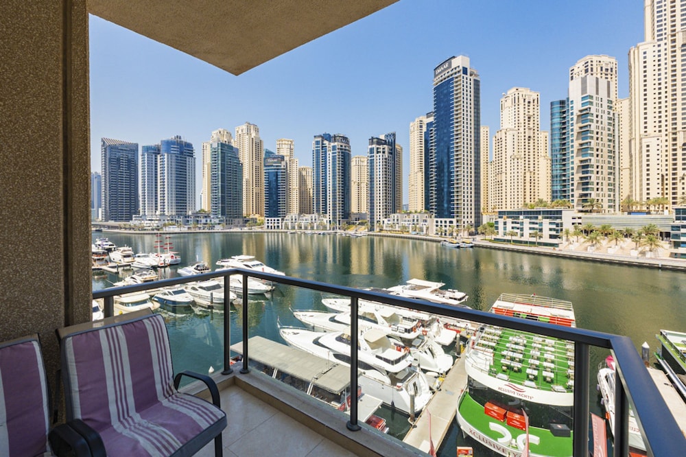 Luxurious Waterfront Stay at Al Majara Dubai Marina