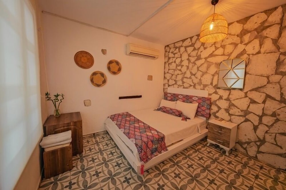 Mor Salkım Konağı