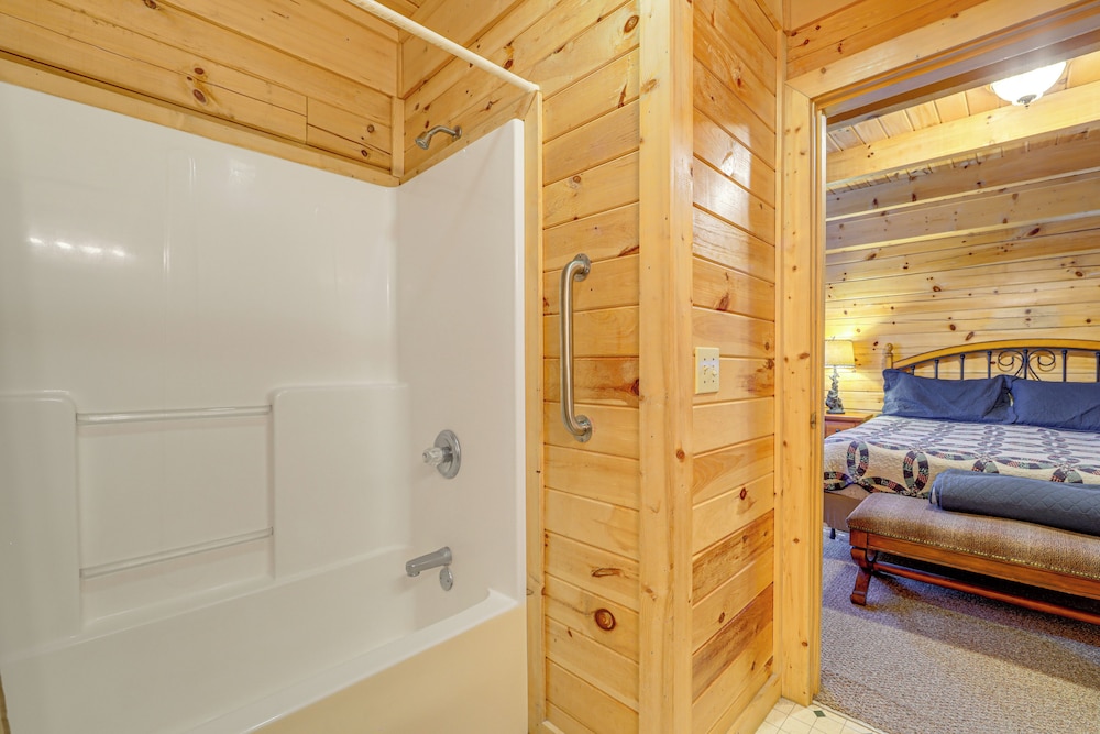Smokies Cabin on Douglas Lake w/ Resort Pool