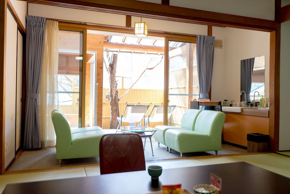 Nakaoyama Onsen Shosenkaku