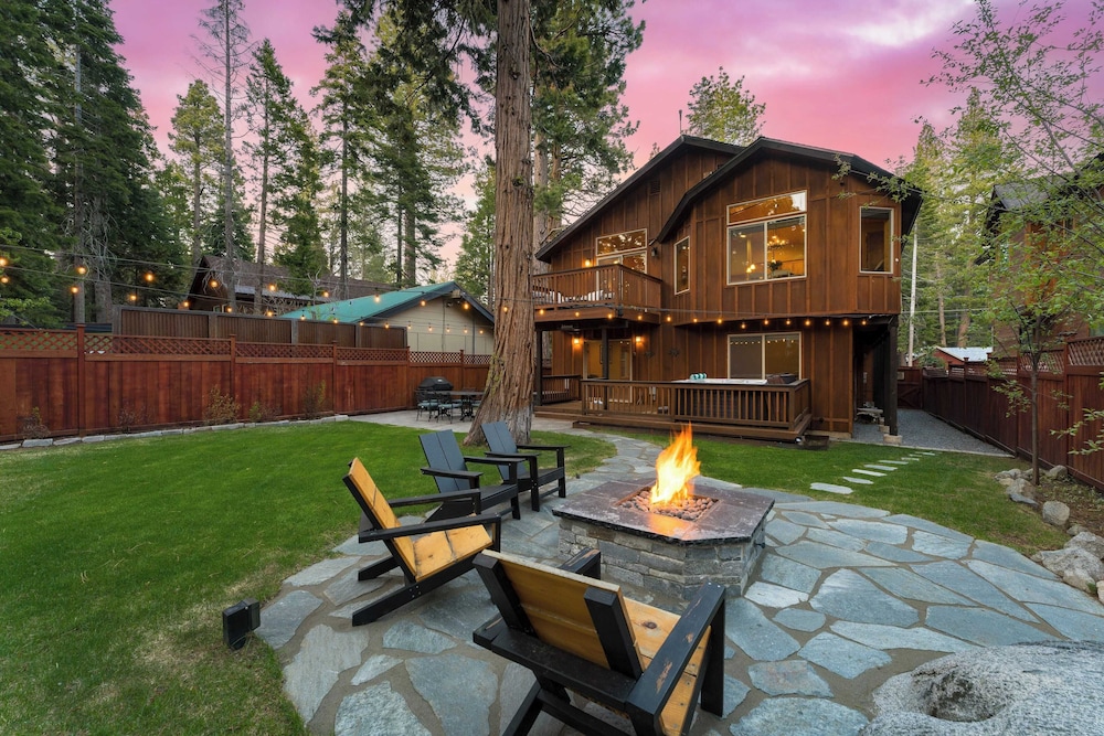 Washoe Chalet by Avantstay Game Room, Hot Tub, Putting Green & Fire Pit