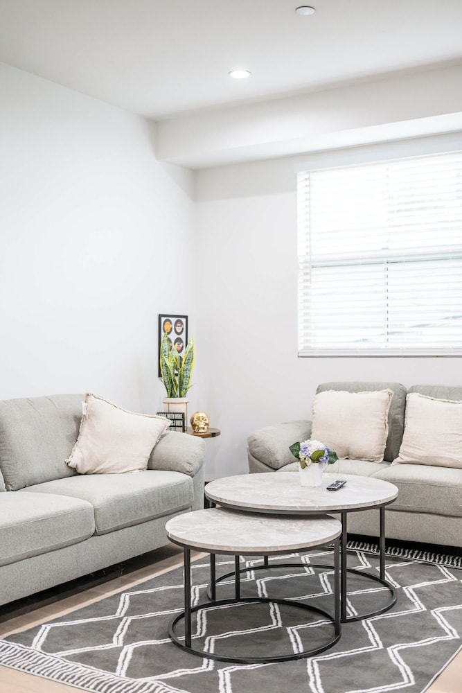 Not Affected by the Fire/modern Spacious Home With Parking & Fully Equipped Kitchen #3