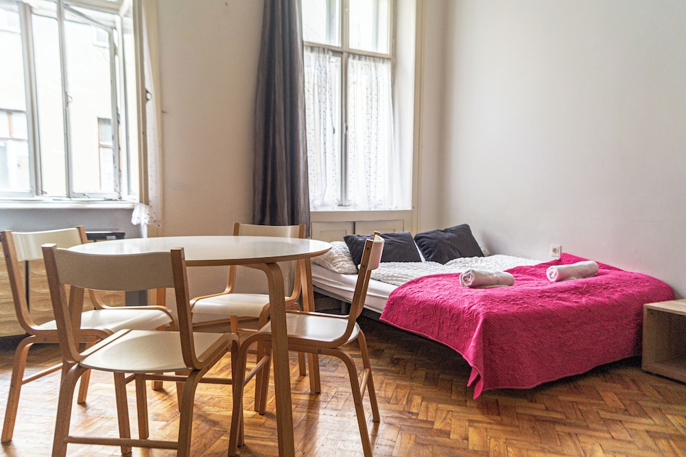 Budget 1BR Apt Sleeps 5 Belvedere