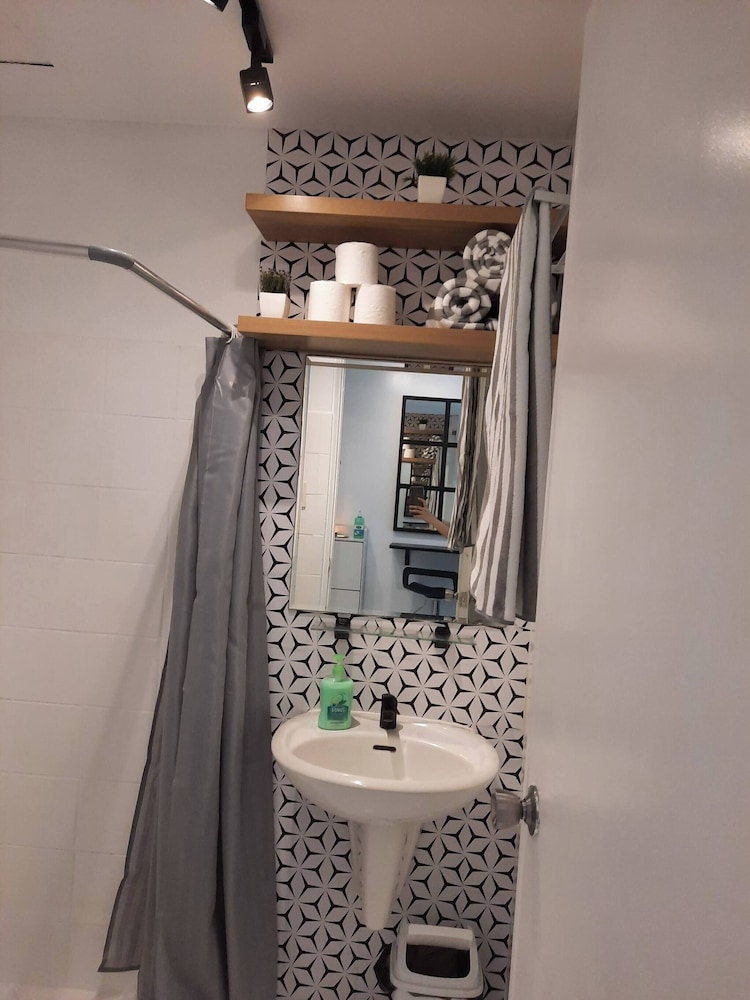 Stylish Condo at Mezza 1 With Fast Wifi & Netflix