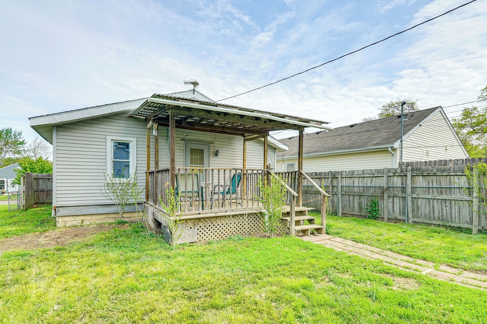 3 Mi to Dtwn Fort Wayne: Home w/ Deck & Yard!