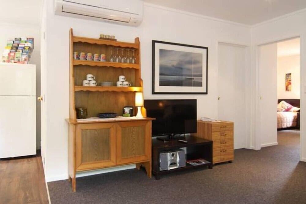 Christchurch City & Country Cottages - Nut Point Cottage
