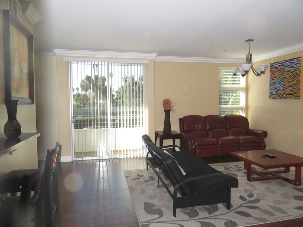 2 Bed 2 Bath in Studio City