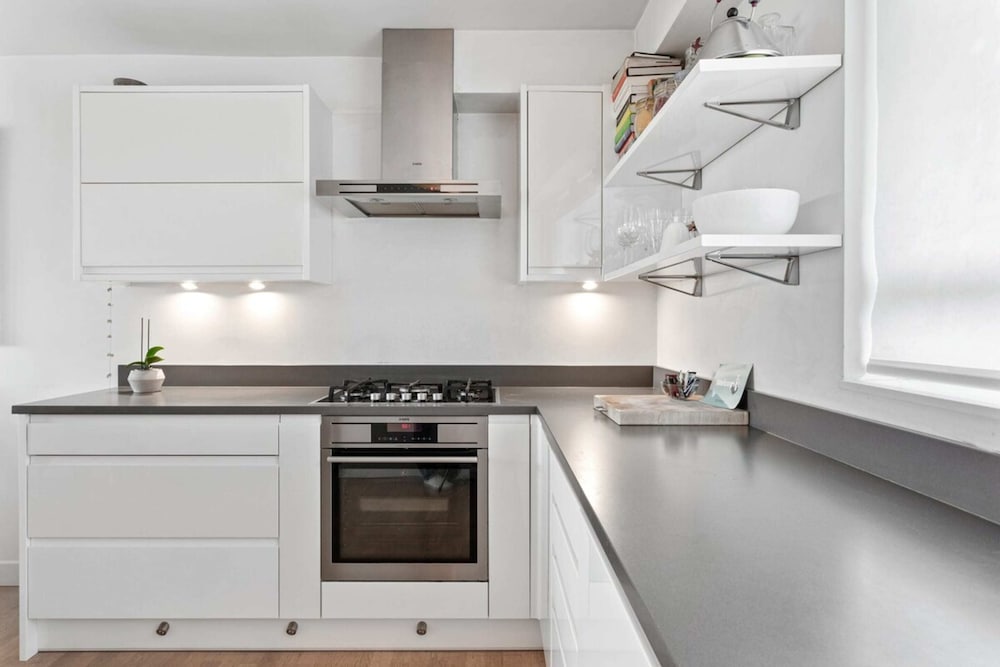 Lovely 2 Bed Apartment w Balcony nr River Thames