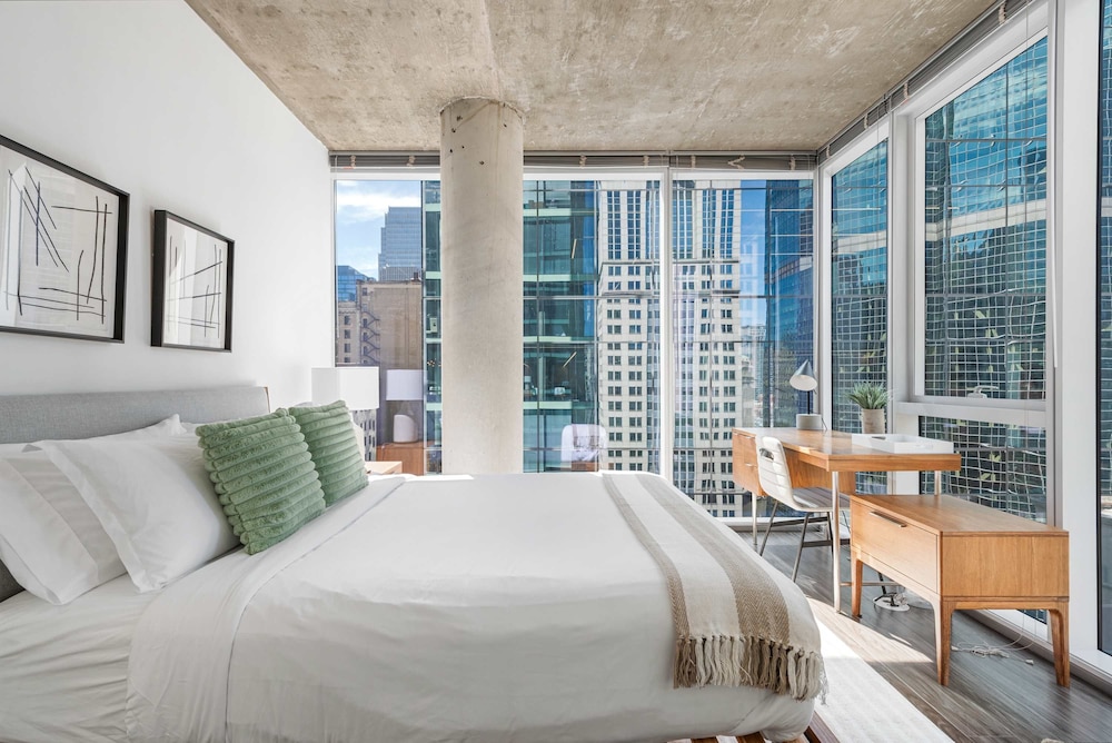 Exclusive 3BR City Views Top Amenities Central