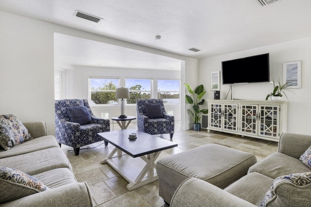 Holley House 4 Bedroom Home by RedAwning view 2