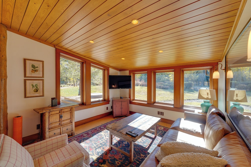 Sun Valley Log Home w/ Hot Tub & Mtn Views!