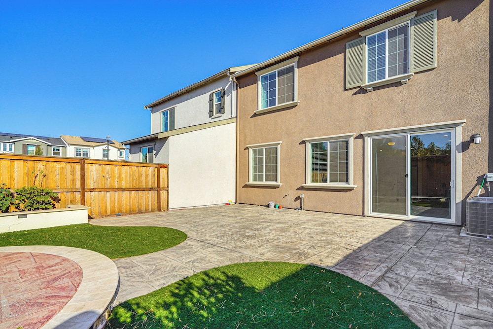 8 Mi to Lincoln Park: Family-friendly Tracy Home