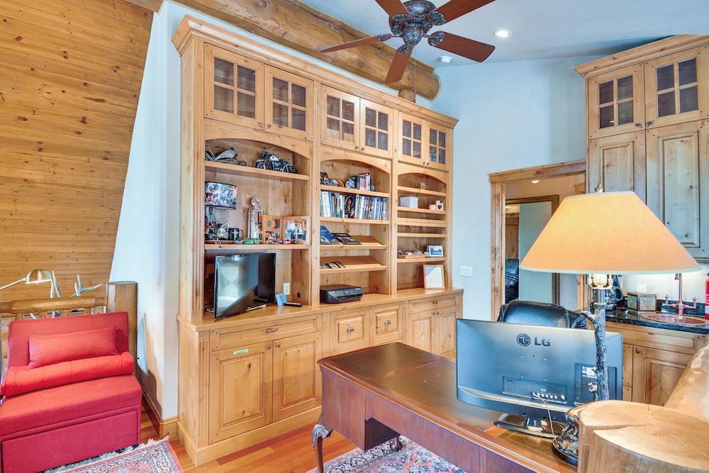 Sauna & Hot Tub: Mtn-view Retreat in Silverthorne!