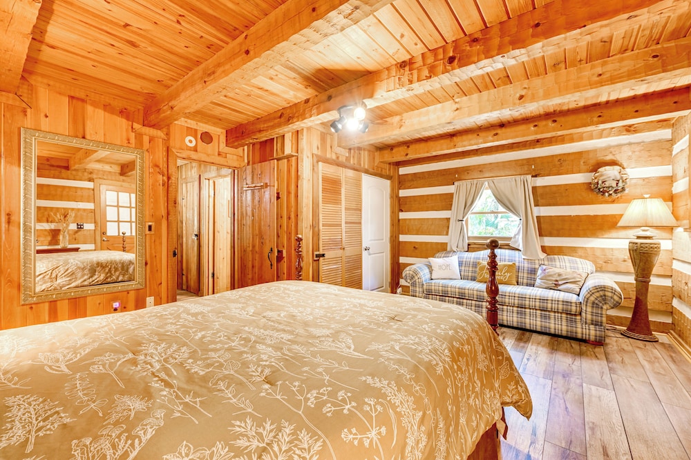 Spacious Sebring Family Cabin w/ Fun Barn + Yard!