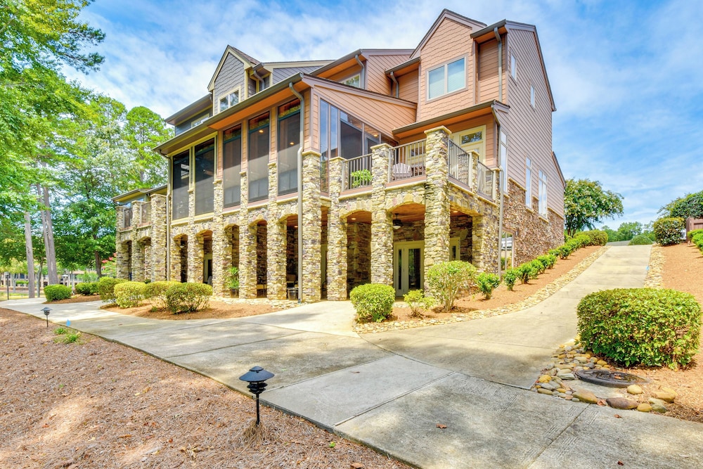 Spacious Lake Keowee Home: Boat Slip & Pool Access