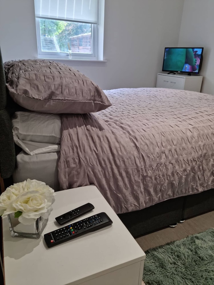 360 Serviced Accommodations - Waterfront Retreat - Modern Apartment view 5