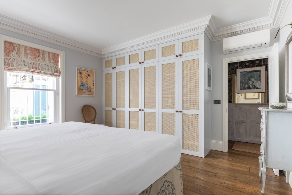 Ladbroke Gardens VII by Onefinestay