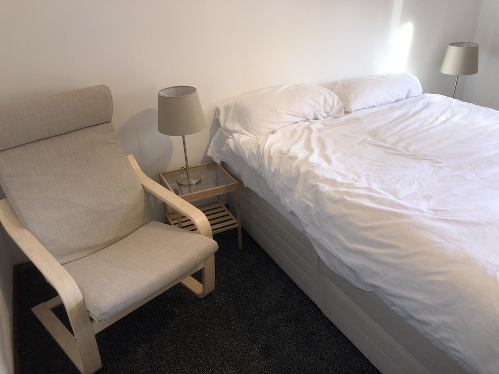 Super 2 Bedroom Flat near Dalkeith Town Center view 4