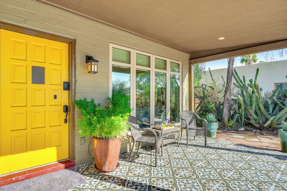 Gazebo, Patios & Grill: Colorful Tucson Retreat!