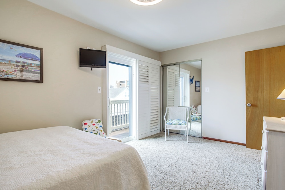 Ocean City Getaway w/ Balcony, Steps to Boardwalk!