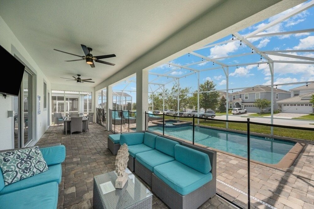 9 Bed Pool, Spa, Movie Room & Game Room! 9 Bedroom Home by RedAwning