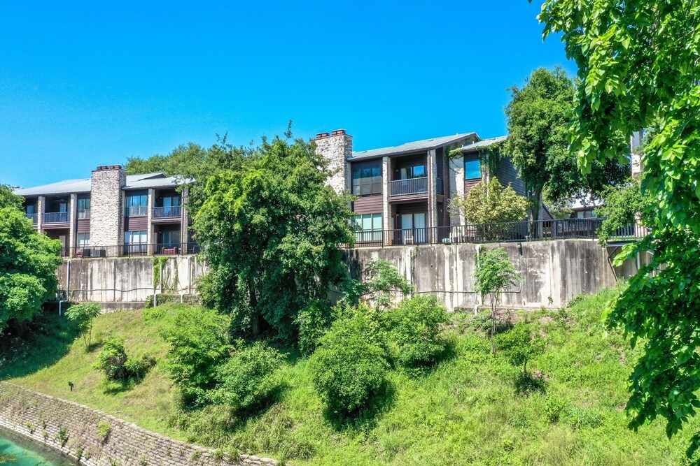 Tubers Paradise Cw B216 2 Bedroom Condo by RedAwning in New Braunfels, US